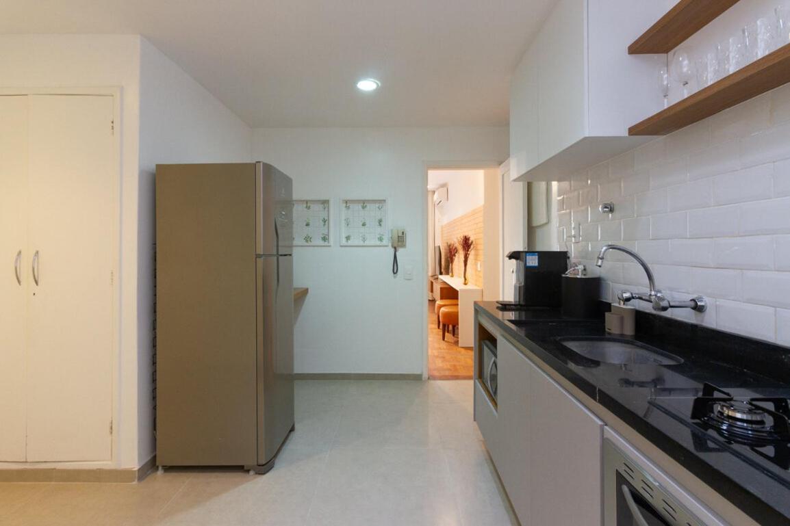 Apartamento R. João Lira, 103 - Leblon - LB009 *